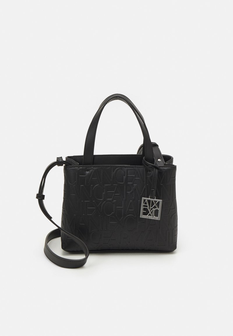 Sac à main en cuir noir avec un motif de texte embossé, deux poignées et une bandoulière adjustable. Équipé d'une étiquette logo en argent et d'une texture lisse.