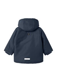 Giacca imbottita blu navy con cappuccio, maniche lunghe, polsini elastici e una striscia riflettente sulla schiena. Materiale liscio e resistente all'acqua.