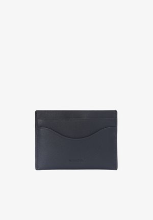 Porte-cartes en cuir noir à texture lisse, ornements incurvés en haut, quatre fentes pour cartes, et logo "VINCE." embossé à l'avant.