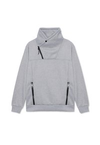 Sudadera gris con alto cuello, bolsillo frontal con cremallera y dos bolsillos laterales con cremallera; fabricada con un tejido suave y texturizado.