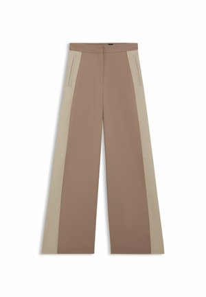 Pantaloni larghi marroni con pannelli laterali beige, caratterizzati da una parte frontale piatta, tasche nascoste e una texture liscia. Design su misura e linee pulite.