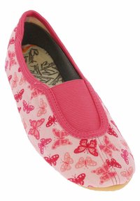 Rosa Schlupfschuhe mit einem Obermaterial aus Stoff, das ein Schmetterlingsmuster in verschiedenen Rosatönen zeigt, und einem festen rosa elastischen Band über der Oberseite.