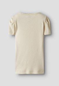 Kremowa bluzka z krótkim rękawem o prążkowanej fakturze, z bufkami na rękawach i delikatnym koronkowym wykończeniem wokół dekoltu. Gładka tekstura, codzienny design.