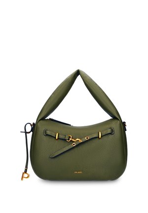 Sac à main en cuir vert olive avec poignée triangulaire souple, détail de boucle dorée et bandoulière noire avec charm doré "P".