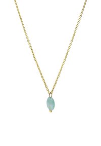 Collar de cadena de oro con un colgante ovalado de piedra verde claro. La cadena presenta un diseño de eslabones; el colgante tiene una textura suave con acentos mínimos.