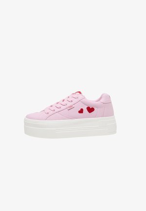 Rosa Leinensneaker mit dicker weißer Plateausohle, mit roter Herzstickerei an den Seiten und einer tonalen Schnürung.
