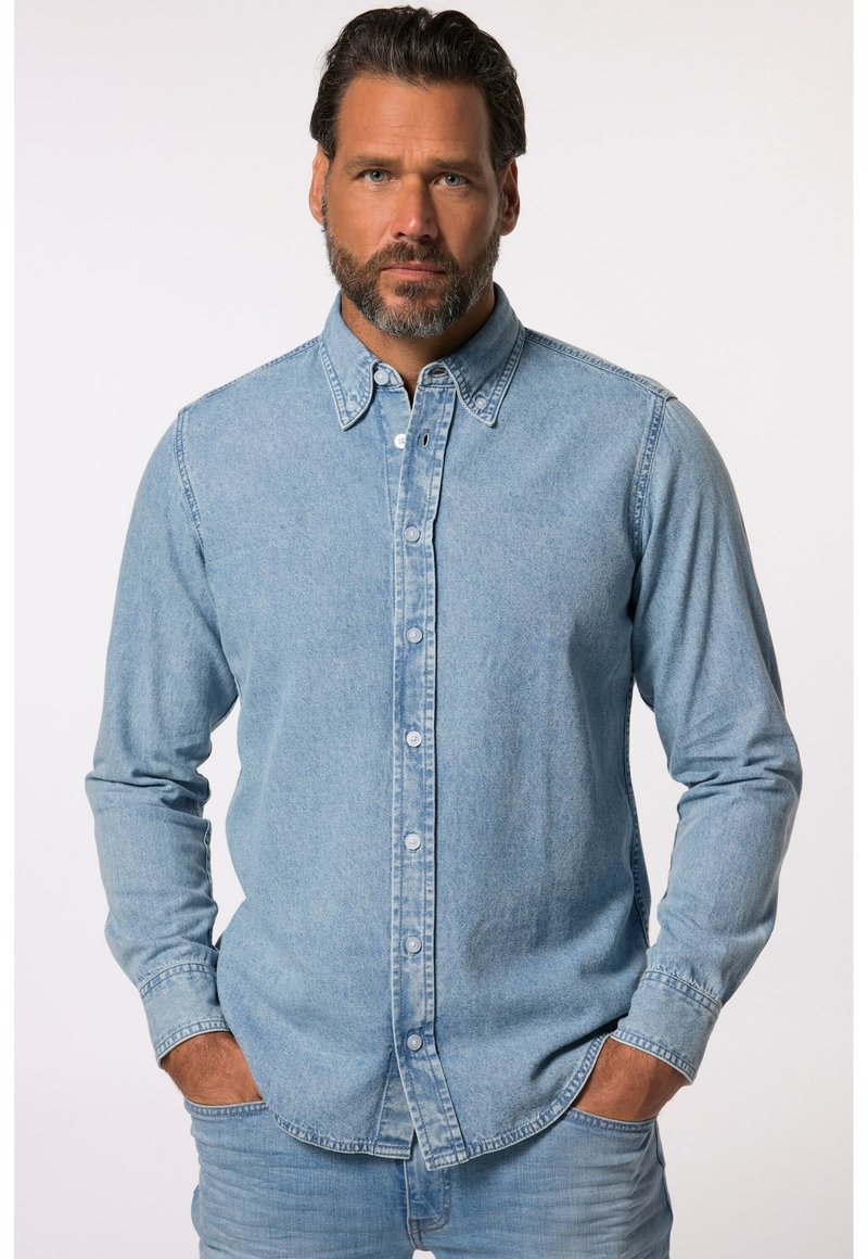 Camicia in denim azzurro chiaro con maniche lunghe, chiusura a bottoni e colletto classico. Presenta una texture sbiadita e cuciture rinforzate.