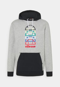 Felpa grigia con cappuccio nero, presenta sette archi colorati e la scritta "ellesse" in rosso. Una tasca a marsupio frontale e polsini a coste completano il design.