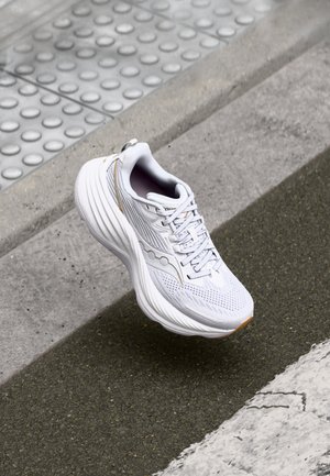 HURRICANE 24 - Chaussures de running sur route - white/gold