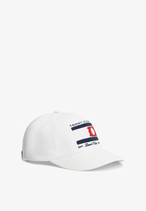 Biela baseballová čiapka s námorníckym modrým a červeným vyšívaným logom Tommy Hilfiger a textom "Desert Palm" na prednej časti.