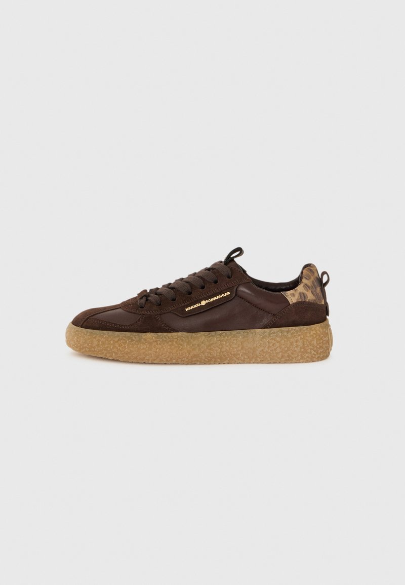 Baskets marron avec une semelle en caoutchouc texturé, un dessus en cuir lisse et en suède, dotées de lacets et d'un accent en imprimé léopard sur le talon.