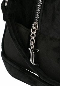 Borsa nera con una superficie morbida, hardware con zip e un accento in catena argentata con un dettaglio decorativo.