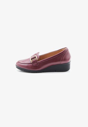 Mocassin en cuir bordeaux pour femme avec détail boucle dorée et semelle compensée noire basse, vu de profil sur fond blanc.