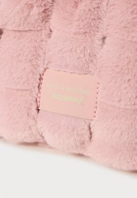 Roze nepfur product met een gladde textuur. Inclusief een label met de tekst "HAVE A NICE DAY!" en het merk GIOSEPPO.
