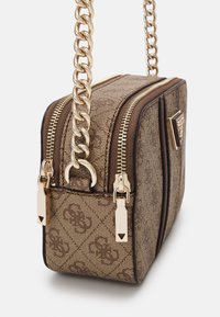 Guess NOREEN CAMERA CROSSBODY - Bandolera - latte/brown