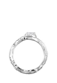 Prstan iz sterling srebra z teksturirano, zavito zanko in prozornim pravokotnim kamnom, postavljenim nad njim, ki prikazuje sodoben, organski dizajn.