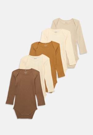 Cinq bodies bébé à manches longues dans des tons de marron et beige, disposés en rangée décalée superposée sur un fond blanc.