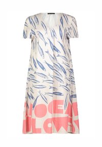 Ein kurzärmeliges, V-Ausschnitt-Kleid aus leichtem Material mit einem Fischmuster in Blau, versehen mit fettem pinken Text am Saum. Ausgestellte Silhouette, mittellang.