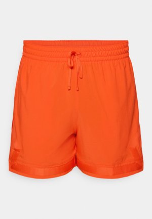 Lyse orange shorts med elastisk talje, snortilspænding og sidelommer. Glat tekstur med en let skinnende overflade.