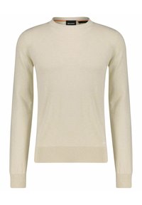 Beżowy sweter z długim rękawem i okrągłym dekoltem, z prążkowanymi mankietami i dolnym brzegiem, z subtelną teksturą i małą metką logo blisko dolnej krawędzi.