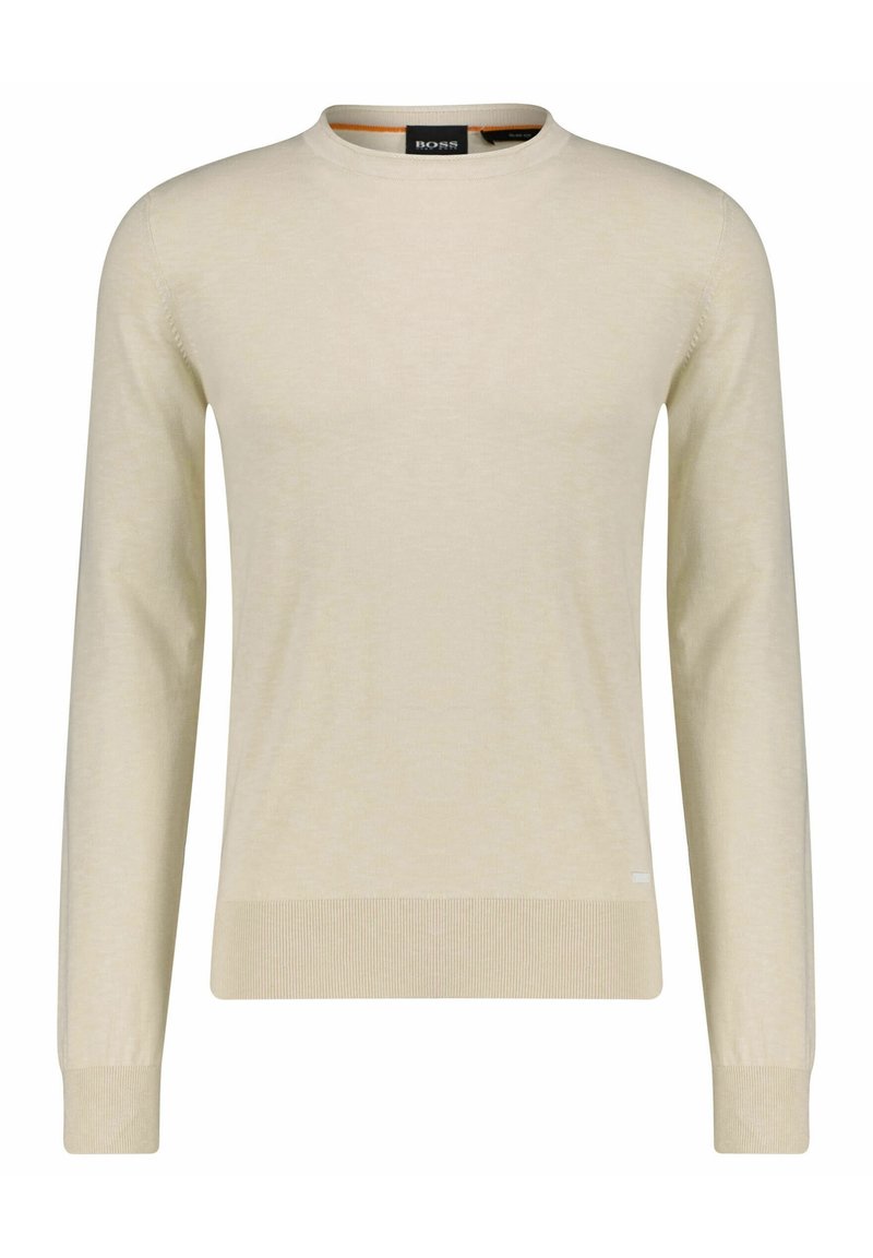 Beżowy sweter z długim rękawem i okrągłym dekoltem, z prążkowanymi mankietami i dolnym brzegiem, z subtelną teksturą i małą metką logo blisko dolnej krawędzi.