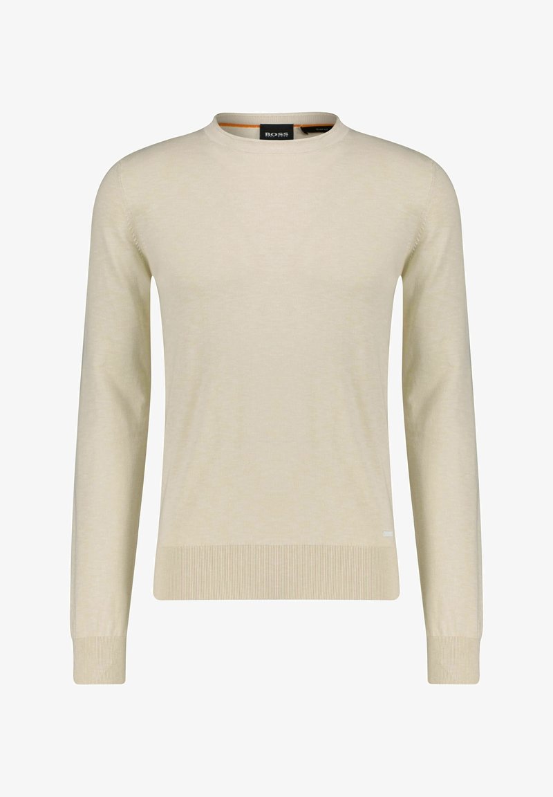 Beżowy sweter z długim rękawem i okrągłym dekoltem, z prążkowanymi mankietami i dolnym brzegiem, z subtelną teksturą i małą metką logo blisko dolnej krawędzi.