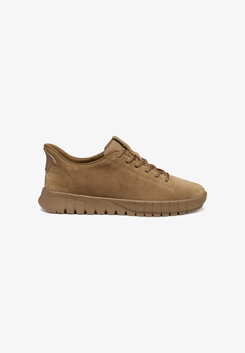 Sneaker in camoscio marrone con punta arrotondata, suola in gomma e lacci. Presenta dettagli testurizzati sui lati e un colletto imbottito.