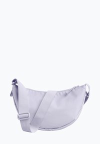 Vaalean lilat olkalaukku, jossa on kaareva muotoilu ja joka on valmistettu kankaasta. Varustettu paksulla säädettävällä hihnalla ja vetoketjulla.