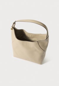 Beige nahkainen olkalaukku, jossa on sileä pinta, kaareva muoto ja yksittäinen olkahihna. Varustettu kullanvärisillä metalliosilla ja avoimella yläosalla, jossa sisätasku.