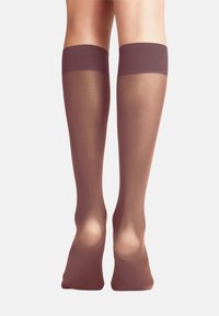 Knielange, semi-transparante bruine panty’s met een gladde textuur en een elastische band bovenaan. Geen patronen of zichtbare sluitingen.