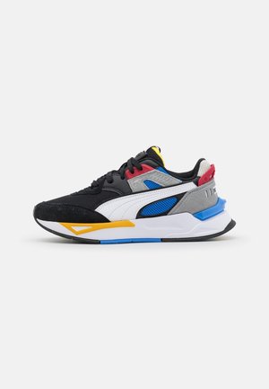 Zwart, wit, grijs, blauw en rood sportieve sneaker met vetersluiting aan de voorkant en een geel accent op de zool tegen een effen witte achtergrond.
