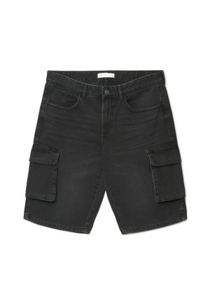 Pantaloncini cargo in denim nero con bottone frontale, passanti per cintura, due tasche anteriori e tasche laterali con patta su ogni gamba.