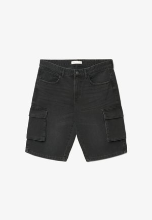Pantaloncini cargo in denim nero con bottone frontale, passanti per cintura, due tasche anteriori e tasche laterali con patta su ogni gamba.