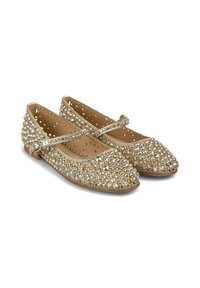 Ballerine dorate con punta arrotondata, decorate con gemme finte trasparenti e ambra, presentano lati perforati e una fascia sul collo del piede.