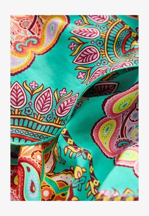 Tewu vibrant de culoare turquoise, cu modele intricate de paisley și flori în nuanțe de roșu, galben și roz. Textură moale cu o finisare netedă.