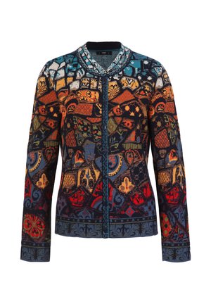 Textúrovaný kardigán s viacfarebným vzorom tvarov v červenej, modrej, zelenej a žltej farbe, okrúhlym golierom a prednými gombíkmi.