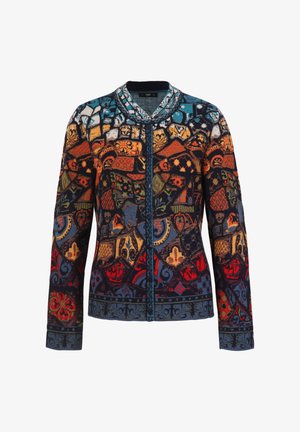 Textúrovaný kardigán s viacfarebným vzorom tvarov v červenej, modrej, zelenej a žltej farbe, okrúhlym golierom a prednými gombíkmi.