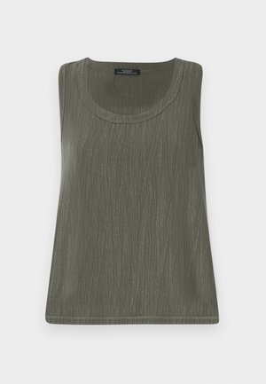 Top fără mâneci, de culoare verde măslinie, cu un model texturat subtil, gât rotund și tiv drept. Fabricat dintr-un material ușor.