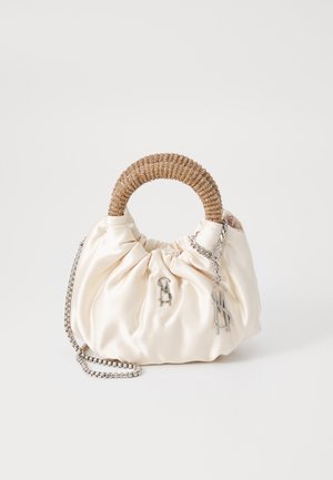 Satināds krēms toņa rokassomiņa ar austu apaļu rokturi. Aprīkota ar ķēdes siksniņu un sudraba detaļām. Savilktā dizaina ar diskretām logotipa akcentiem.