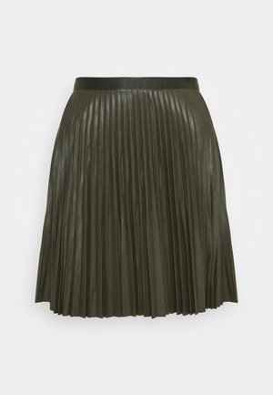 Jupe plissée en olive foncé, fabriquée dans un matériau brillant. Elle présente une large ceinture lisse et un design évasé en couches.