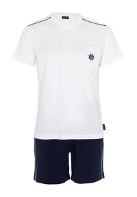 T-shirt bianca a V con una tasca blu navy decorata da un design di timone, abbinata a pantaloni corti blu navy con strisce laterali bianche.