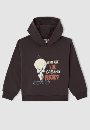 Sweat à capuche marron foncé avec un graphisme de personnage de dessin animé accompagné du texte : « QUI APPELEZ-VOUS SYMPA ? » en différentes polices. Tissu en mélange de coton.