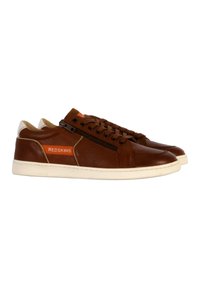 Baskets en cuir marron avec semelles en caoutchouc blanches, design à lacets et un logo orange sur le côté. Comprend un panneau texturé et un détail de fermeture éclair.