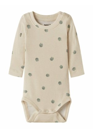 Beżowe body niemowlęce z długim rękawem, prążkowane, z nadrukiem zielonego jabłka i zatrzaskami w kroku.