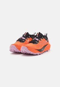 Baskets de trail running orange avec une tige texturée, des accents noirs, des lacets roses et une semelle extérieure rugueuse violette pour une meilleure traction.