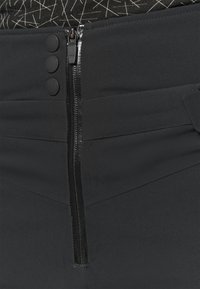 Musta korkeavyötäröinen hame, jossa edessä vetoketju, kolme pyöreää nappia ja sivutaskut; sileä kangas, räätälöity istuvuus ja minimalistinen muotoilu.