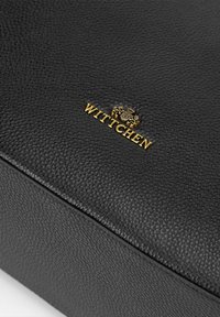 Zwarte leren tas met textuur, voorzien van een gouden "Wittchen" logo. De oppervlakte vertoont een gepolijst patroon met een glad, gestructureerd ontwerp.