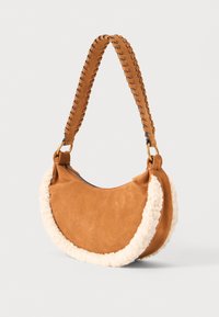 Hobo tas van bruin suède met een crème nepbont rand. Voorzien van een gevlochten schouderband en gouden hardware. Rond model met ritsluiting.