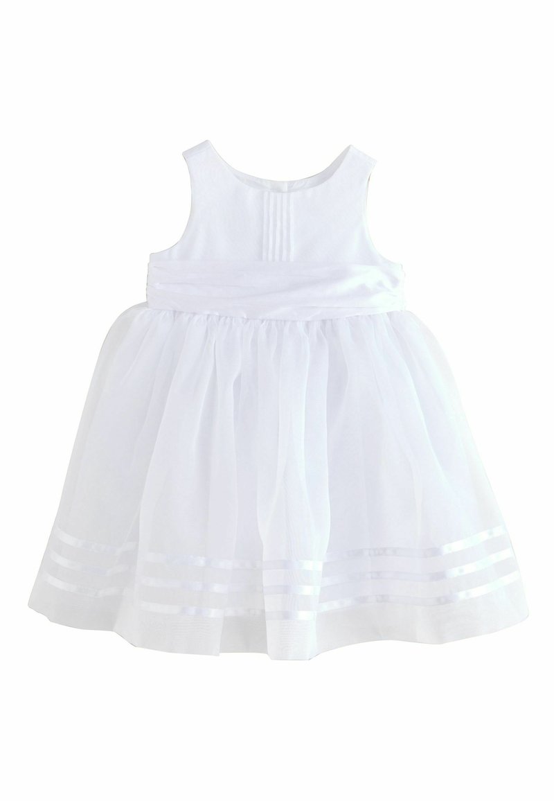 Robe blanche avec un corsage ajusté, une jupe en tulle évasée, une ceinture en satin et des rayures horizontales à l'ourlet. Design sans manches.