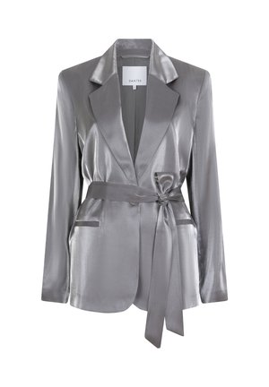 Zilveren satijnen blazer met lange mouwen, geknoopte revers, een strikgordel in de taille en twee voorzakken. Gladde textuur en een slank ontwerp.
